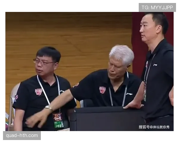 拉人犯规的判罚标准与裁判判断逻辑详解 拉人犯规的判罚标准与裁判判断逻辑详解